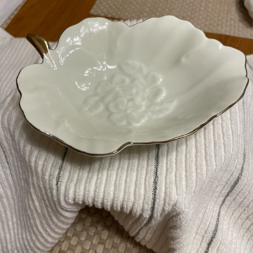 Elegant White and Gold Leaf-Shaped Dish